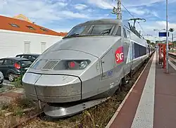 Rame TGV Atlantique à quai, sur voie de remise 4 en impasse.