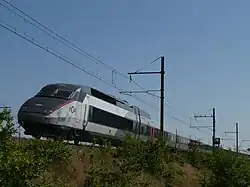 La rame 4528 quitte la LGV Atlantique pour desservir la gare du Mans, avant de rejoindre Rennes.