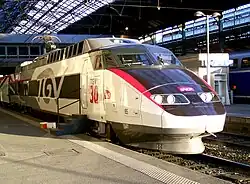 Vue d'une motrice de la rame 65, en livrée Carmillon (version spéciale 30 ans du TGV), sous la halle métallique de la gare de Lyon-Perrache.
