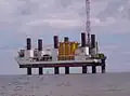 TIV Resolution se positionnant en mer pour installer une éolienne.