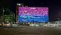 Mairie de Tel-Aviv (Israël) illuminée aux couleurs bi lors de la journée de la visibilité bisexuelle le 23 septembre 2019.