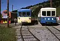 Deux rames en ancienne livrée se croisent à la gare du Col-de-Voza.