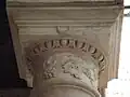 Gros plan sur un chapiteau néo-dorique du patio principal.