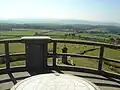 La table d'orientation installée au somment d'un ancien moulin à vent.
