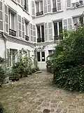 Cour de l'immeuble du 68, rue de Babylone. Temps présent avait ses bureaux au premier étage. Dans ses locaux, des réunions du Conseil national de la Résistance ont eu lieu.