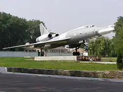 Un ancien Tupolev 22 faisant office de gate guardian devant l'entrée de la base.
