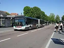 Le Trans-Val-de-Marne à la station Carrefour de la Résistance.