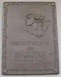 Plaque commémorative sur la maison natale de Marlene Dietrich.