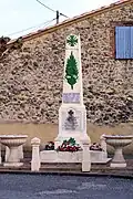 Le monument aux morts sur la place principale (mars&nbsp;2012)