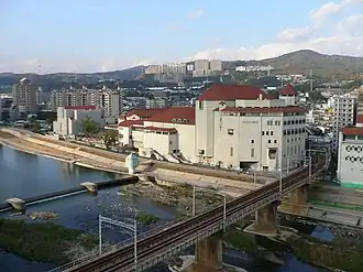 Muko-gawa et le Grand Théâtre de Takarazuka à Takarazuka
