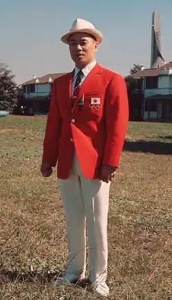 Un homme en costume rouge et blanc.