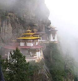 Brume sur le monastère.