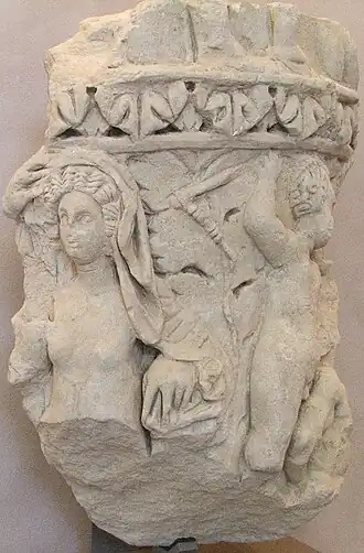 Fragment de relief sur pierre figurant deux personnages dont un personnage féminin sur la gauche