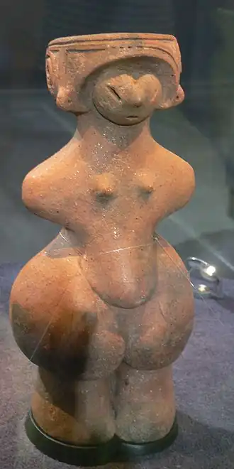 La « Vénus Jōmon », H. 27&nbsp;cm, site de Tanabatake, Nagano. 2500-1500. Chino, musée de Togariishi.
