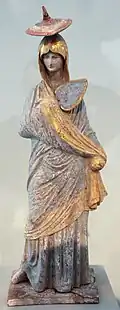 Figurine de Tanagra, Béotie. Terre cuite peinte et dorée, 325-300. Altes Museum, Berlin