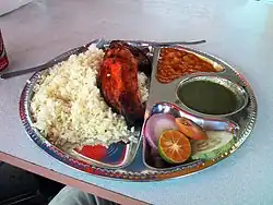 Avec riz, chana masala, chutney de coriandre et crudités