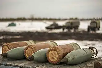 Des obus explosifs à fragmentation de 125&nbsp;mm accompagnés de leurs charges propulsives respectives.