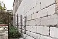 Mur du sanctuaire grec intégré dans le mur méridional de l'église