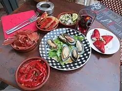 Avec des tapas.