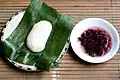 Tapai ketan (à droite) servi avec du uli (à gauche) : un riz gluant cuit avec de la noix de coco râpée et écrasée.
