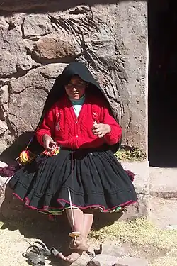 Fileuse en costume traditionnel