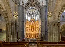 Le chœur avec le maître-autel et son retable.