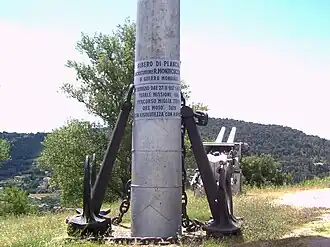 Ancres du Montecuccoli au pied du mât.