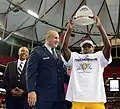 Tarik Cohen recevant le trophée du MVP offensif du Celebration Bowl 2015 (en).