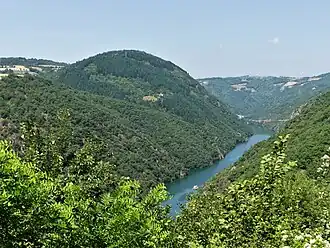 La retenue du barrage de Pinet dans les Raspes.