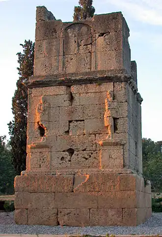 « Tour des Scipions » (tombe romaine du Ier&nbsp;siècle&nbsp;av. J.-C.).