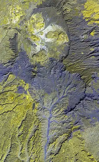 Image satellite en fausses couleurs du Tarso Yega (en haut).