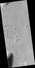 Photographie des cônes et anneaux volcaniques situés près de la chaîne de montagnes prise par Mars Reconnaissance Orbiter.