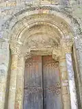 Portail d'entrée. Sur le tympan sont représentés le Christ pantocrator et le tétramorphe en partie mutilés.