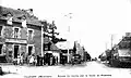 Taupont ː l'entrée du bourg par la route de Ploërmel vers 1925 (carte postale).