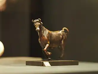 Taureau marchant (vue de trois-quarts), symbole de Zeus ou d'un dieu de l'orage, sculpture, Ier  ou  IIe&nbsp;siècle, bronze, Syrie (AO 4781).