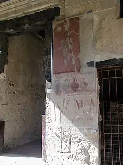 pan de façade décorée de peintures, entre deux entrées