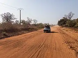 Taxi-brousse sur une piste au nord du Bénin.