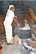 Une femme en plein preparation du tcchapalo