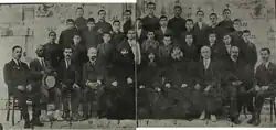 Photographie en noir et blanc de plusieurs rangées de personnes posant pour l'appareil photo.