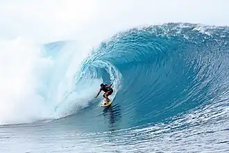 Un surfeur chevauchant la vague de Teahupo'o