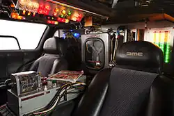 Réplique de l'arrière de l'habitacle de la voiture, avec au centre le convecteur temporel (entre les deux sièges).