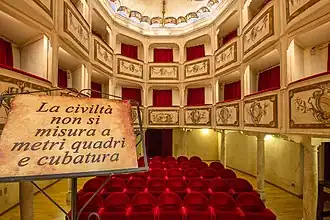 Salle et dicton La civiltà non si misura a metri quadri e cubatura. - La civilisation ne se mesure pas en mètres carrés et capacité.