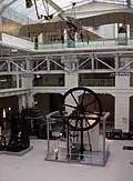 L'aile centrale avec l'aéroplane expérimental Etrich Taube.