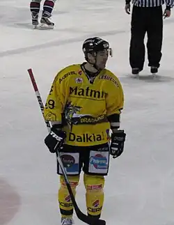 Photographie de Teemu Elomo avec le maillot jaune de Rouen