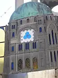 Horloge fixée sur la représentation de la synagogue Hourva.