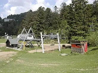 Télésiège à pince fixe, avec terminal Delta construit en 1986 au Lioran dans le Cantal.