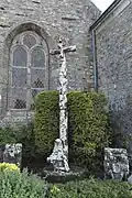 Croix à l'extérieur.