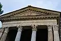 Inscription latine sur l'architrave