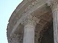 Détail des chapiteaux des colonnes.