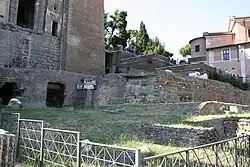 Vestiges du podium du temple.